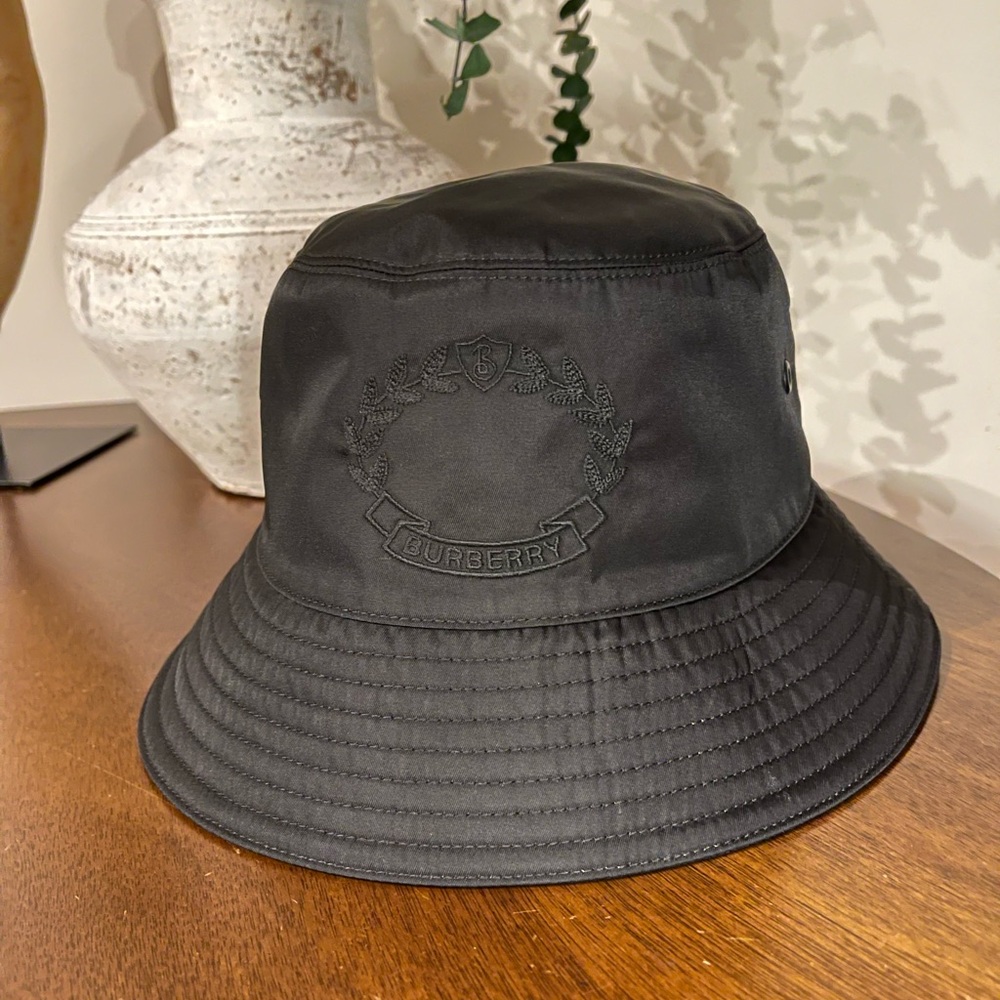 Authentic NWOT BURBERRY Logo Embroidered Bucket Hat Size Medium Black